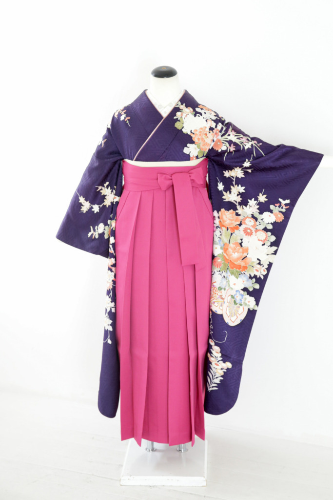 濃紺紫地花柄振袖