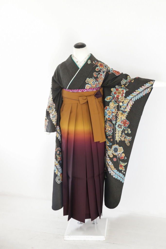 黒地花つらね振袖