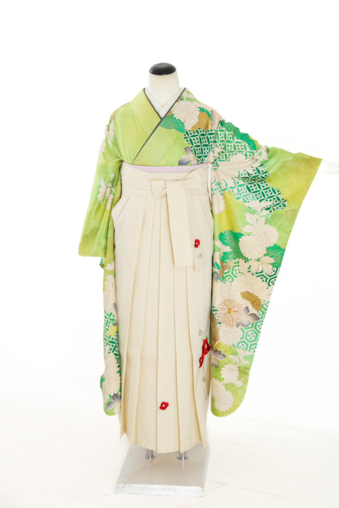 黄緑地白金菊柄振袖
