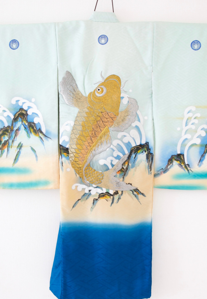 青地金刺繍鯉