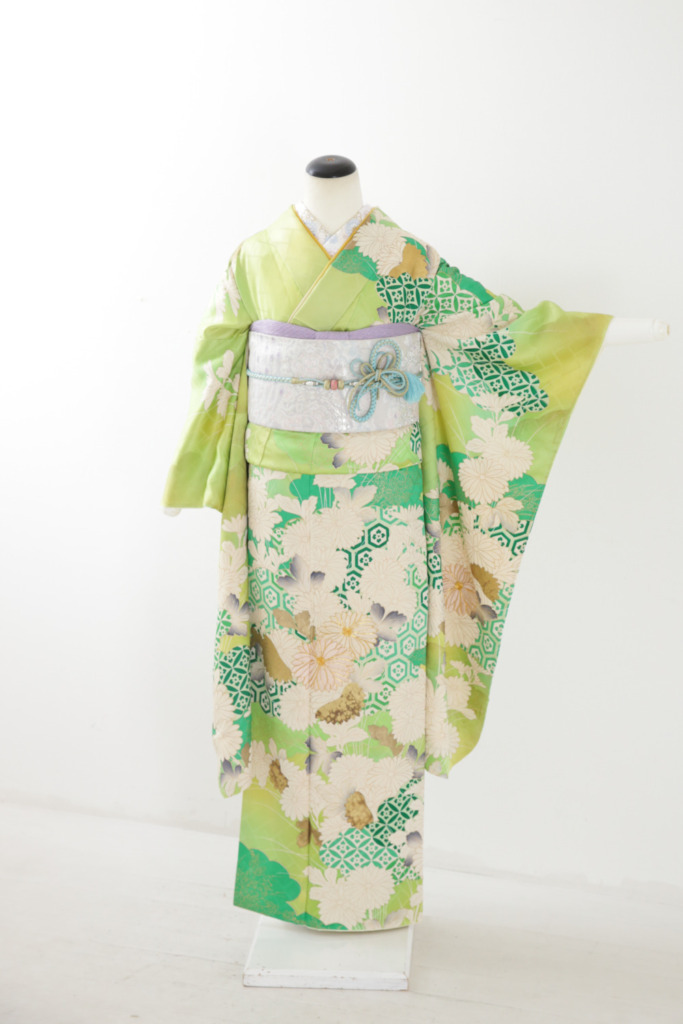 黄緑地白金に菊振袖