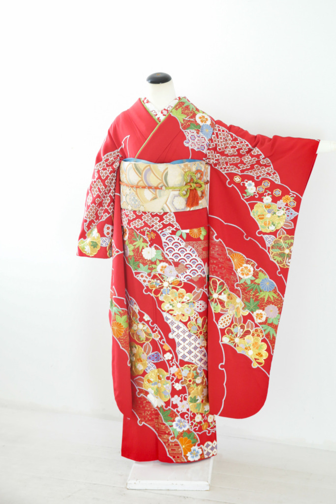 赤地総刺繍振袖