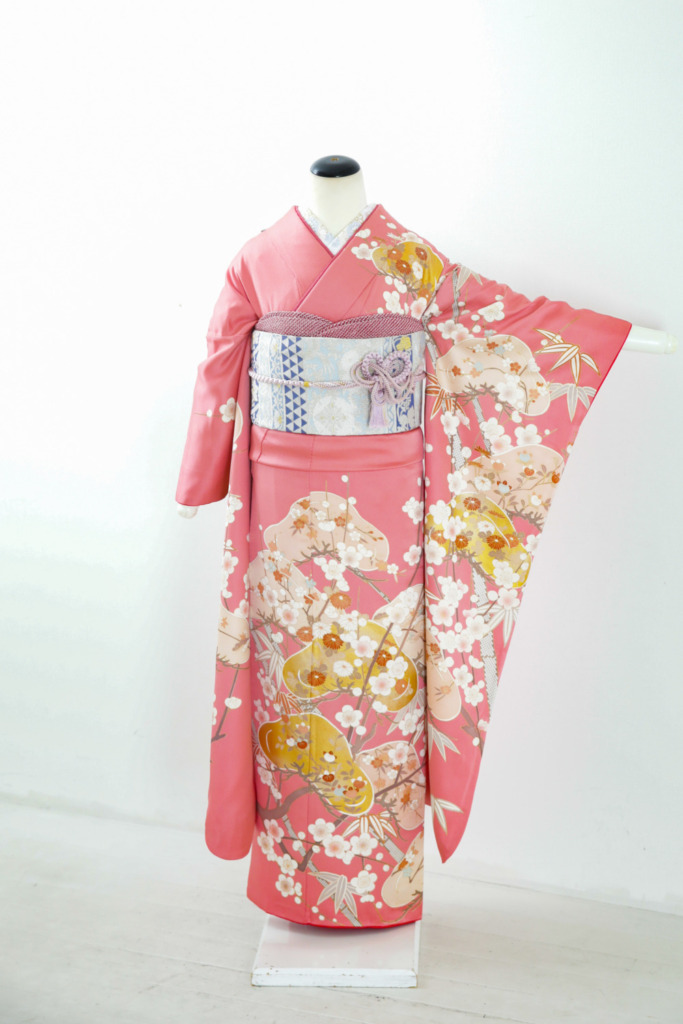 濃ピンク色地松に花振袖
