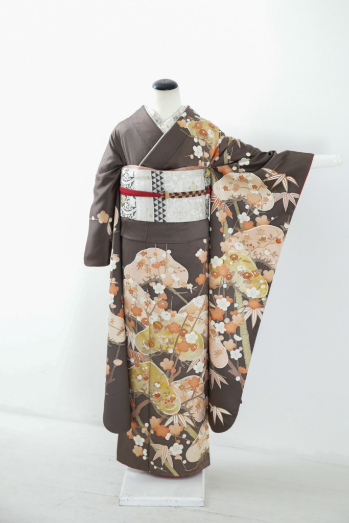 濃茶色地松に花振袖