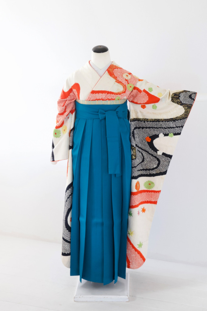 白地赤黒絞り刺繍振袖