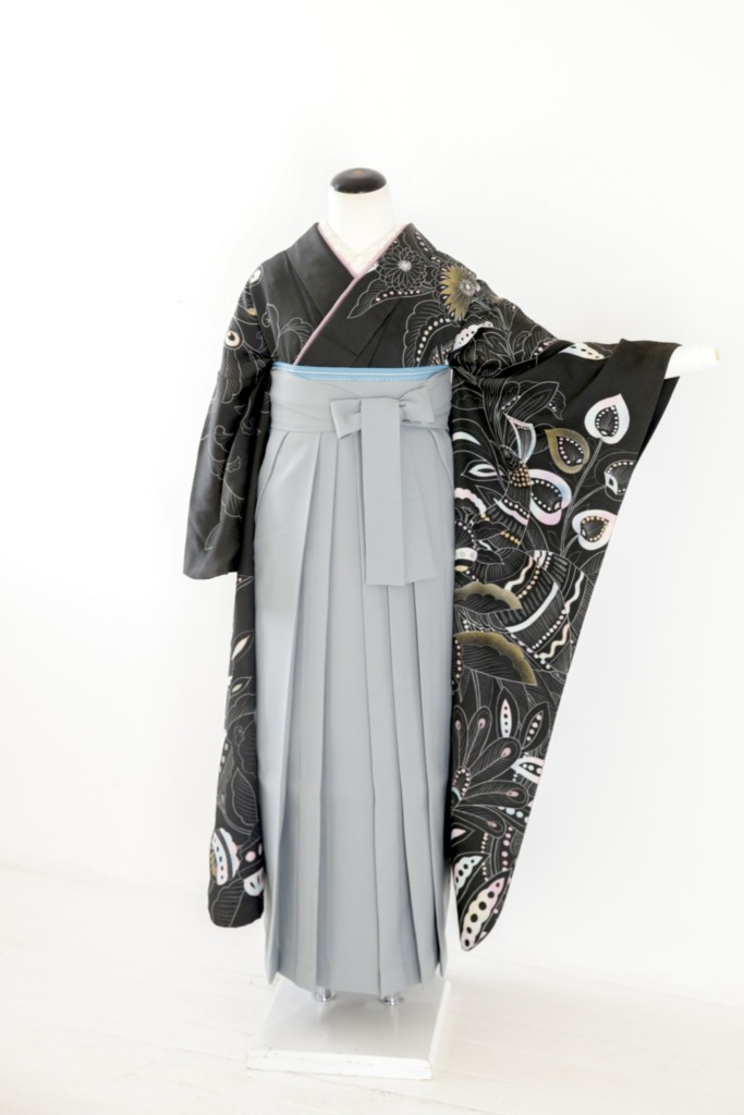 黒地孔雀柄振袖
