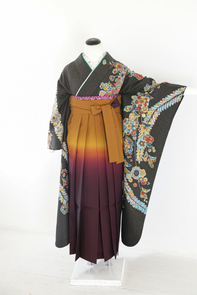 黒地花つらね振袖